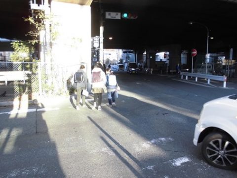 坂戸交差点の横断歩道の白線の引直しと久地歩道橋の塗装工事が終わりました