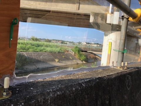 〈平瀬川・住民説明会の要望〉仮設板の数カ所にアクリル板設置