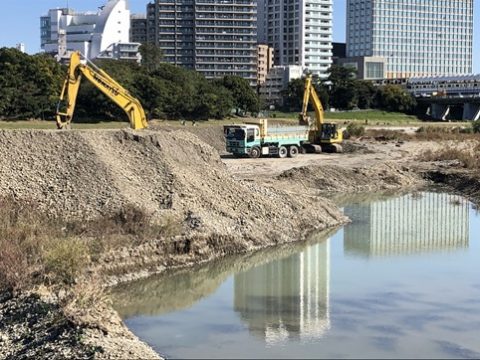 国が多摩川の浚渫! 二子排水樋門前の堆積土砂の撤去工事