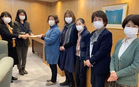 県商工団体連合会婦人部協議会が傷病手当、後期高齢者医療保険料などの減免申請について要望書を提出